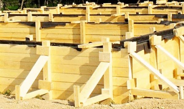 Выбор доски для опалубки фундамента Вид опалубки фундамента из досок