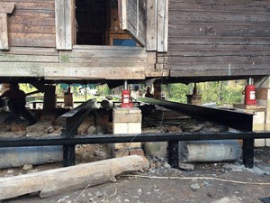Деревянный дом поднятый для ремонта