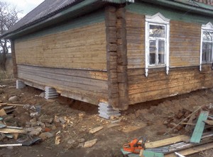 Вид поднятого для ремонта фундамента дома