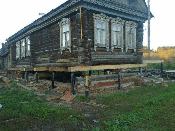 Процесс подъема дома и замены фундамента