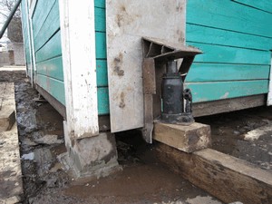 Вид подъема дома для замены фундамента